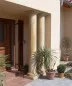 Mobile Preview: Zwei Sandsteinsäulen rund am Hauseingang, Warthauer Sandstein grau gelb mit Sockel- und Kapitellplatten, von KORO Handel