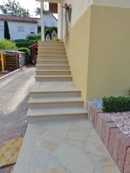 Haustreppe aussen mit Treppenplatten Postaer Sandstein by KORI Handel